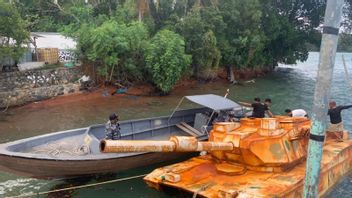 Tni Al调查民丹岛水域中具有醒目色彩的坦克状物体