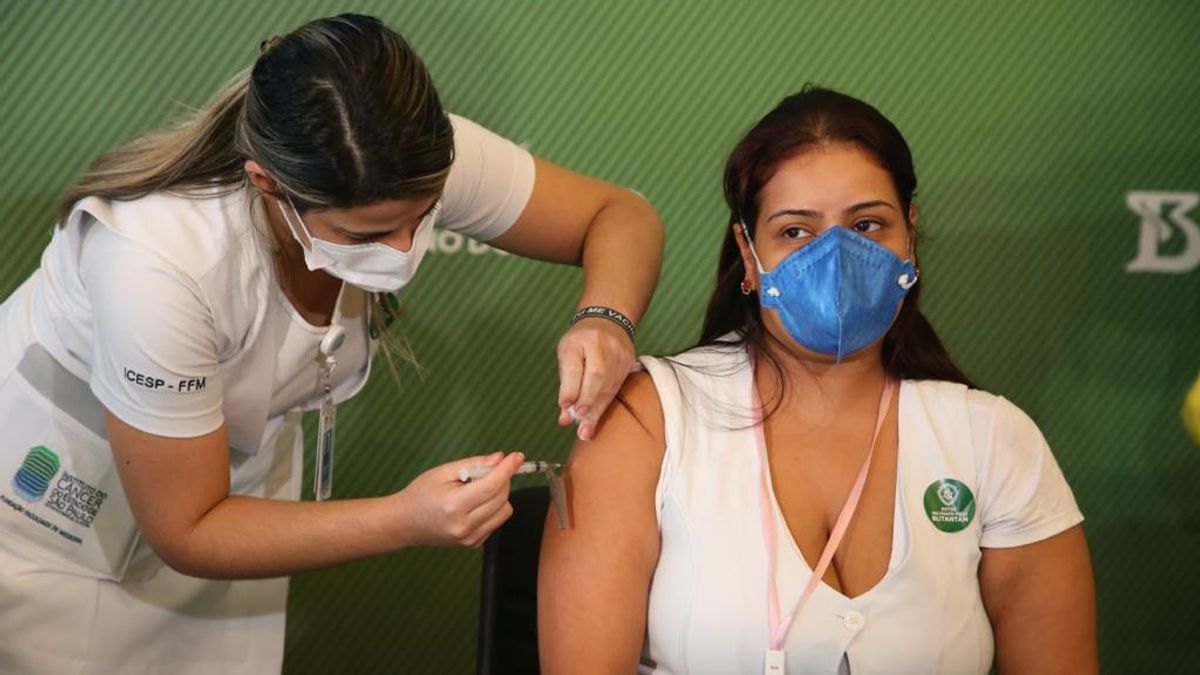 COVID-19の迅速な取り扱い、モスクワは大学で予防接種プログラムを開始
