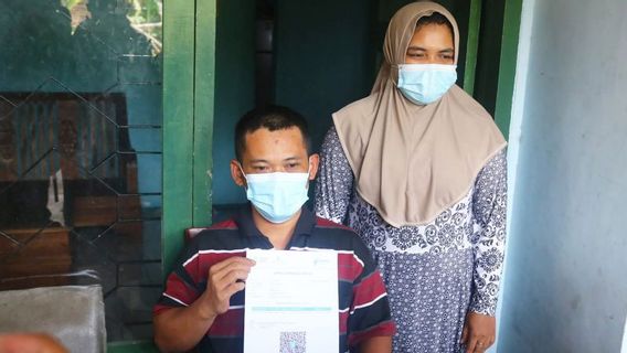 Blind After Undertaking COVID Vaccination, Residents In Malang Ask For Government Assistance