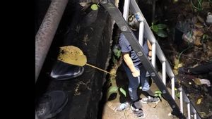 Pengendara Honda PCX Warna Hitam Ditemukan Tewas Gantung Diri di Jembatan Tol Dukuh 2 Jaktim