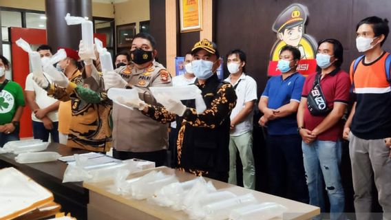 Se Méfiant De La Voiture Sans Aide De Xenia à Sukarame Palembang, La Police Trouve Des Graines De Homard D’une Valeur De 11 Milliards De Rps