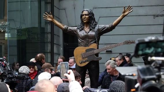 Bronze Statue Rory Gallagher Inaugurated In Northern Ireland