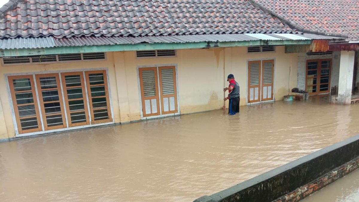 بدأت الفيضانات في جنوب بانغكا في التراجع ، ويقوم فريق مشترك بتنظيف المواد المتبقية