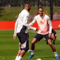 Pesaing Liverpool Agresif Buru Pemain, Slot Puas dengan Skuad