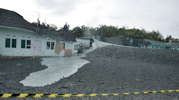 Like The Hail, Pekanbaru's Gas Bursts Release Clump Of Soil And Damaging The Islamic Boarding School