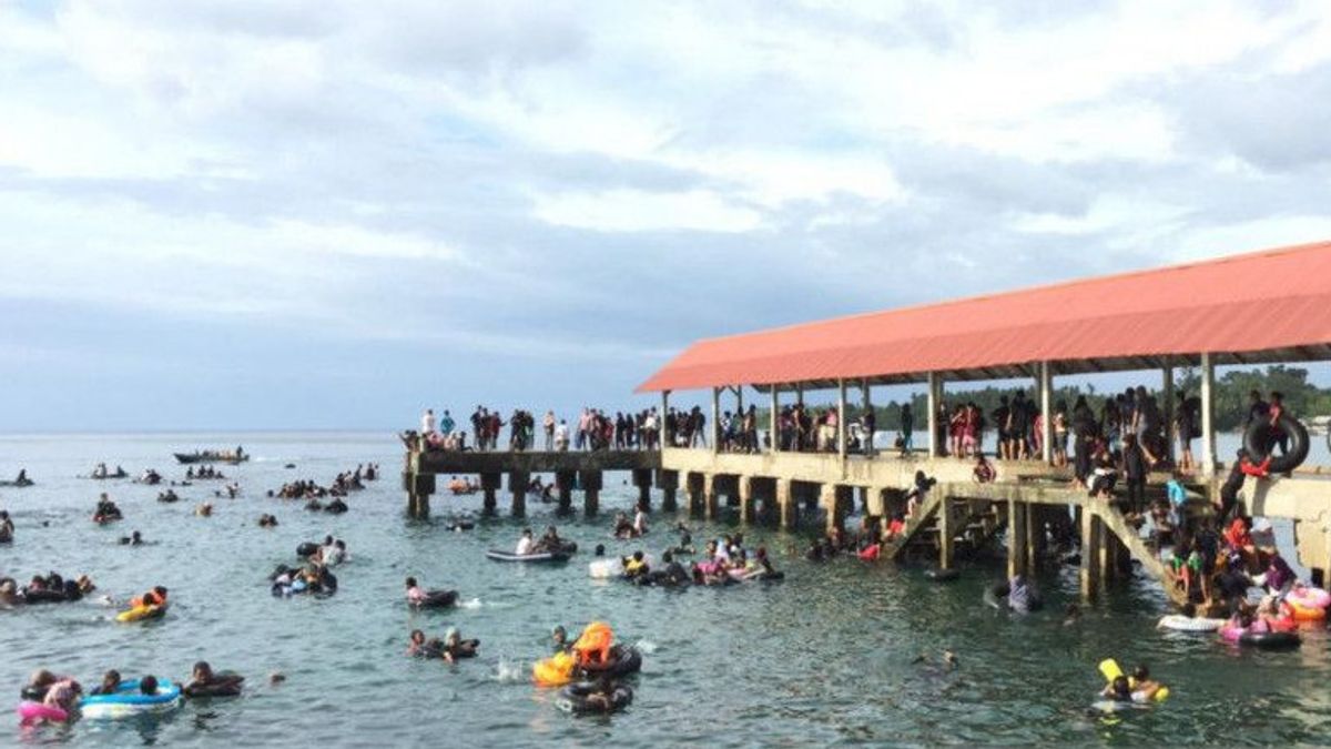 Hommes, Femmes, Parents Et Jeunes à Leihitu Maluku Titre Safar Bath Tradition
