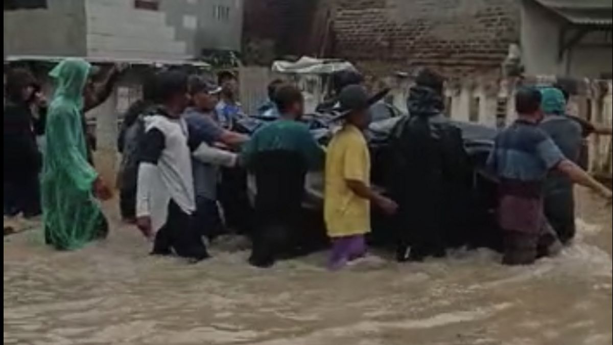 3 فتيان مراهقون لقوا حتفهم عندما ضربت الفيضانات تانجيرانج ، على ما يبدو لا تزال عائلة واحدة