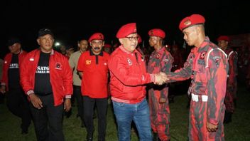 يرتدي زي لورينغ الأحمر ، هذا هو فريق عمل Cakra Buana PDIP الذي لديه مهمة الدفاع عن Pancasila و Wong Cilik