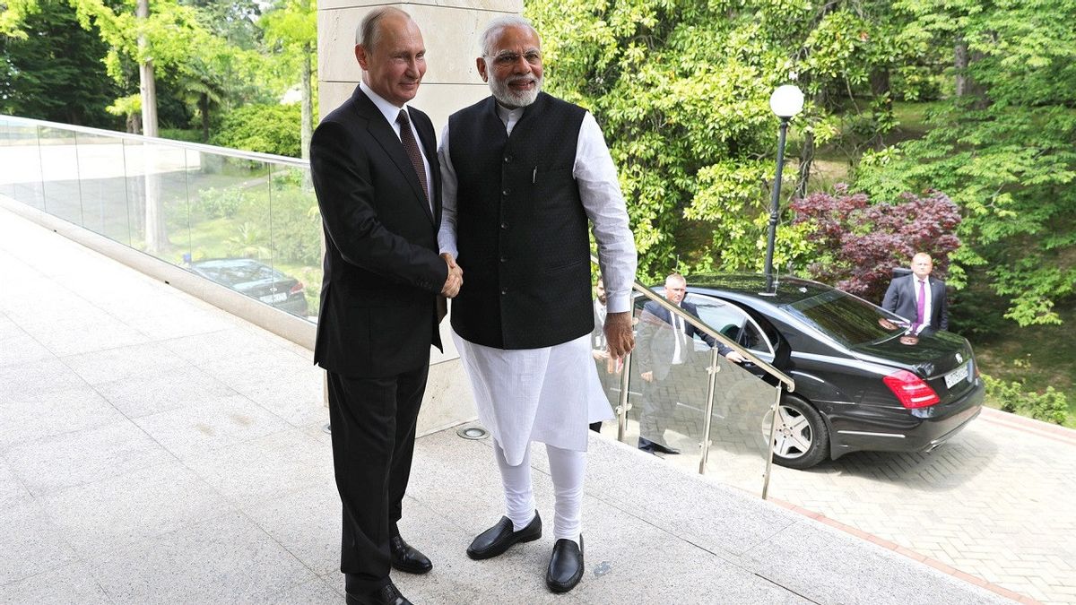 总理纳伦德拉·莫迪（Narendra Modi）与普京总统会晤，讨论S-400导弹将在印度生产俄罗斯AK-203突击步枪