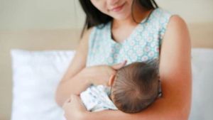 Ibu Wajib Tahu, Begini Cara Menyusui Bayi yang Benar