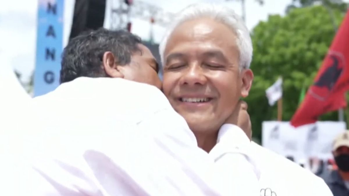 This Blind Person Is Elus And Kisses Ganjar During People's Celebration In East Kalimantan