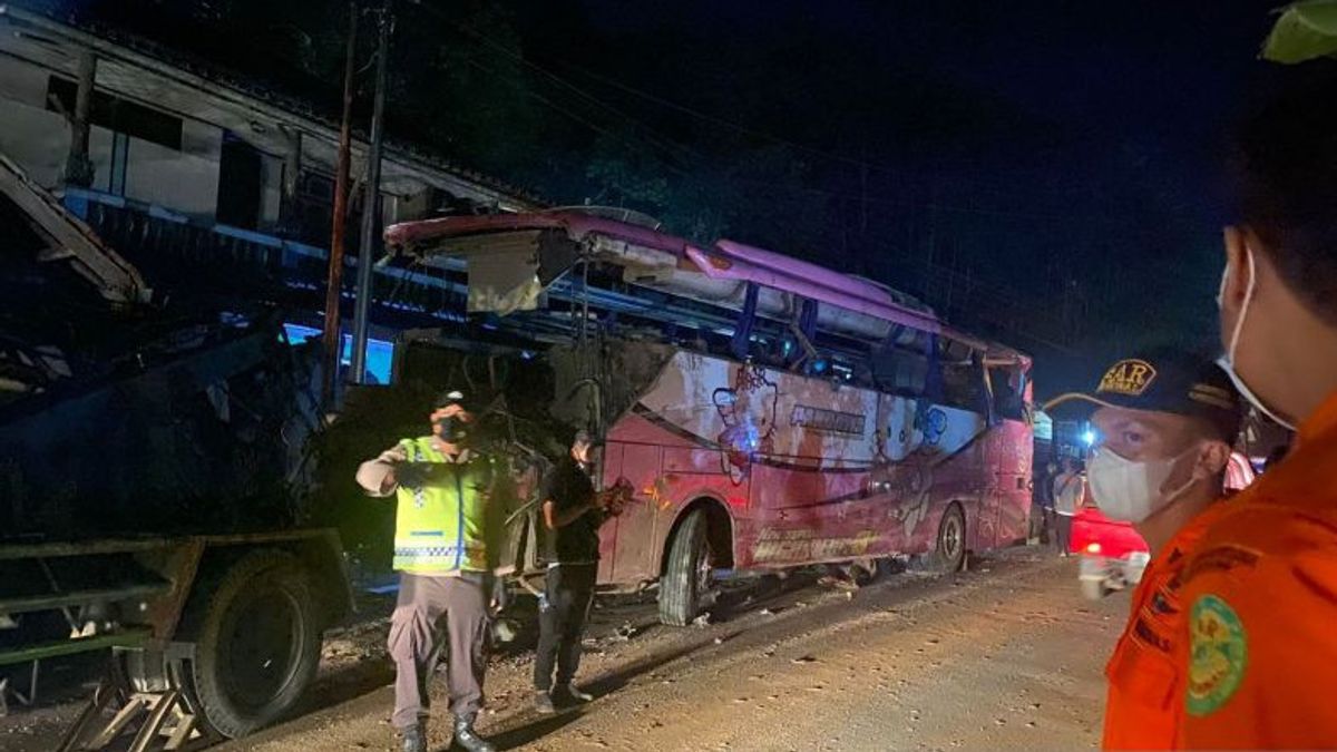 在Ciamis坠毁的旅游巴士司机造成4人死亡，向警方投降