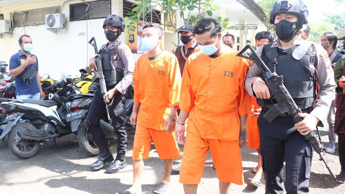 受父亲命令分发萨布，巴厘岛的学生被警方逮捕