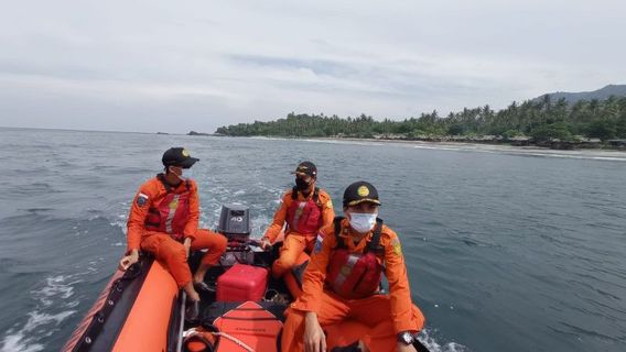 السياح من ميدان فقدت في شاطئ Senggigi لومبوك