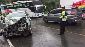 アチェ・ベサールでレインボーバスで車が衝突、4人が負傷