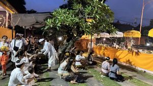  Umat Hindu Ramaikan Pura Jagatnatha hingga Malam Saat Galungan