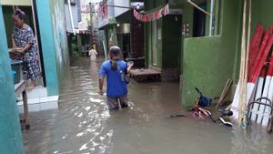 Ciliwung Meluap River, 2 RW in Kampung Melayu Banjir