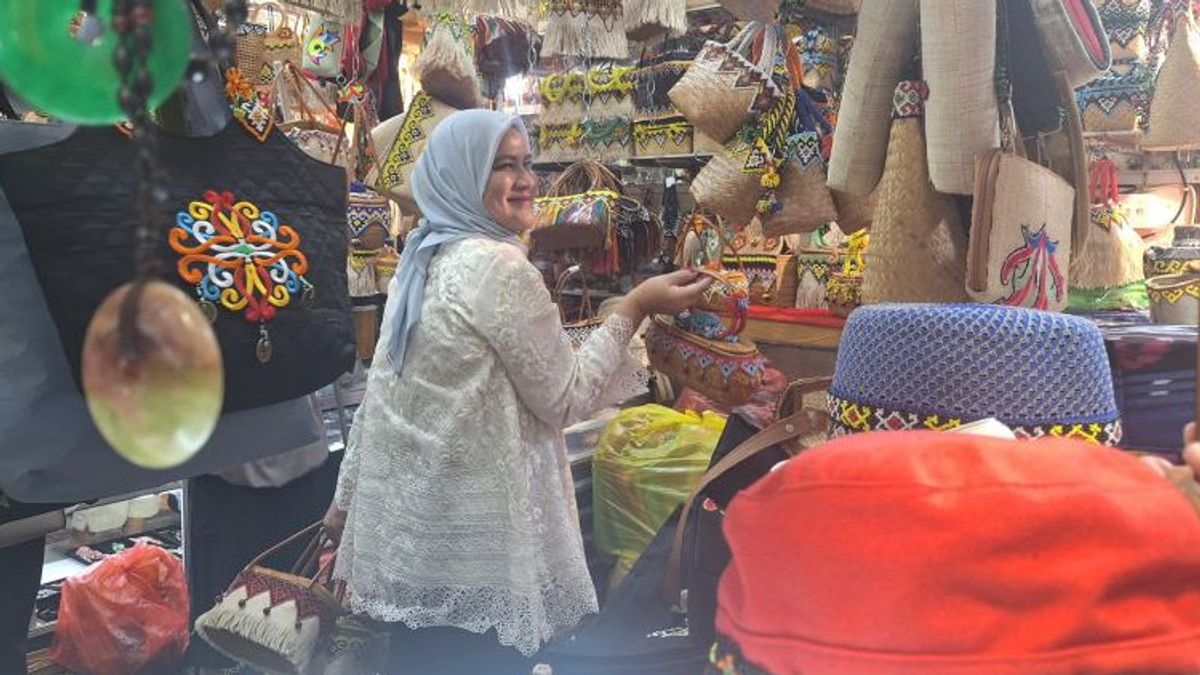 Visiting Balikpapan Bonsay Market, Iriana Jokowi Buys A Typical East Kalimantan Rotan Bag