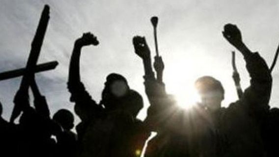 カンプン・バハリ・タンジュン・プリオクで衝突、10代の若者が鋭い武器で殺害