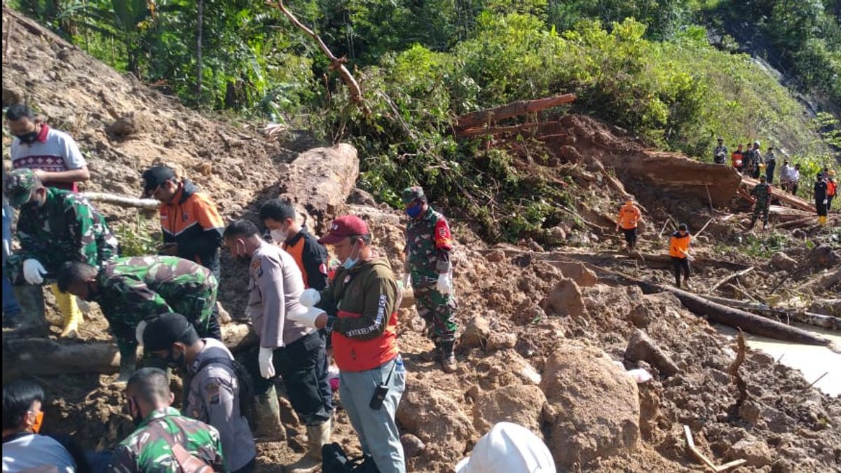 Bnpb Utilise De L’équipement Lourd Pour Trouver 12 Victimes D’un Glissement De Terrain Dans Le Sud De Tapanuli Qui N’ont Pas été Retrouvés