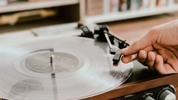 Penjualan <i>Vinyl</i> Meningkat setelah 3 Dekade, Album Lana Del Rey Duduki Peringkat Pertama