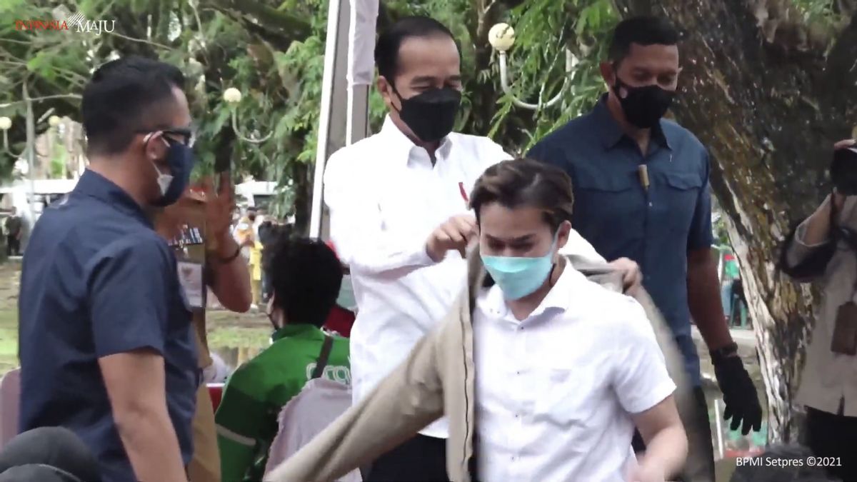 Revoir Les Vaccinations Dans La Ville De Kendari, Jokowi Donne Une Veste Beige Qu’il Porte à Un Jeune Homme