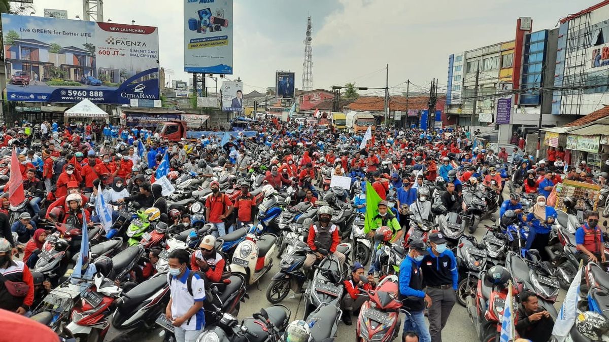 3000人の労働者タンゲラン・セルブ・ジャカルタがメーデーを記念し、チプテイカー法の撤回を要求する