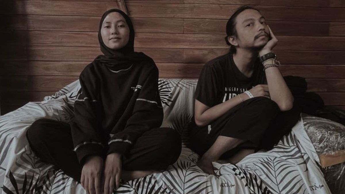 Mantap! Lagu <i>Runtuh</i> Kolaborasi Fiersa Besari X Febri Putri Tembus 27 Juta Pendengar 