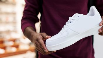 Tips Memilih Sepatu Sneakers yang Pas untuk Kaki Lebar