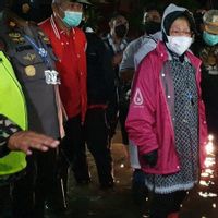 Mensos Risma Turun Tangan Atasi Banjir di Semarang, Telepon Petugas dan Bilang 'Masa Warga Kebanjiran Terus?' 