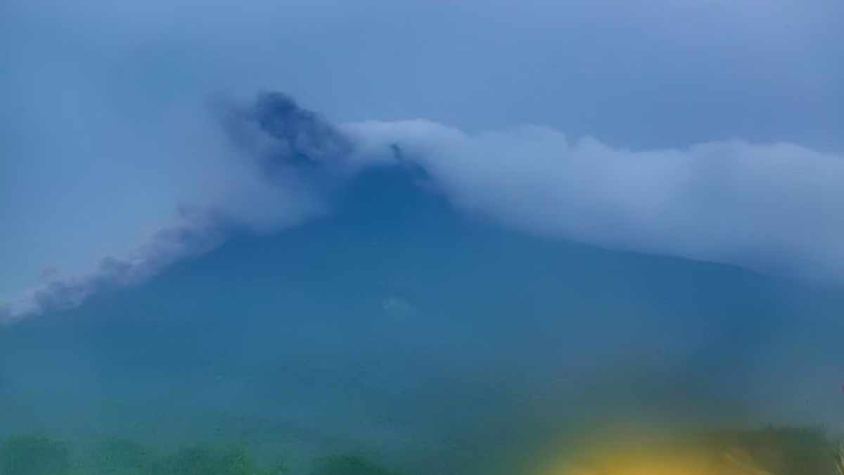 メラピ山、熱い雲の噴火、落下1.8キロメートル離れた場所