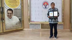 General Chairperson Of Central PWI, Hendry Ch Bangun Receives Award From Kemenpora