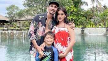Intimate And Happy With The Family, Take A Peek At 9 Photos Of Jessica Iskandar Showing Off Baby Bump
