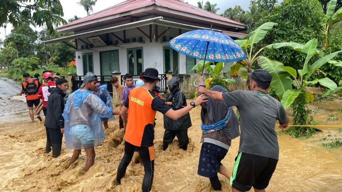 3 Perahu Karet Dikerahkan, Ratusan Warga Agam Dievakuasi dari Lahan Sawit Terendam