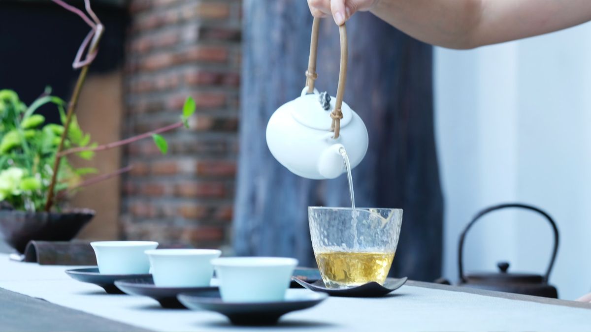 摩洛哥薄荷茶，以独特的方式酿造，以获得美味的味道