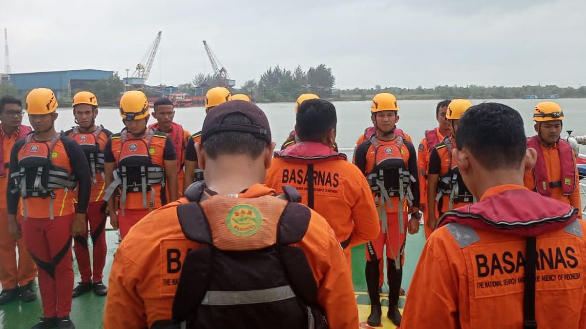 搜救队仍在卡里马塔海峡寻找6名失踪的煤船船员