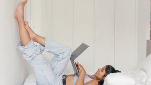 Manfaat Meletakkan Kaki di Atas Tembok, Bisa Redakan Stres!