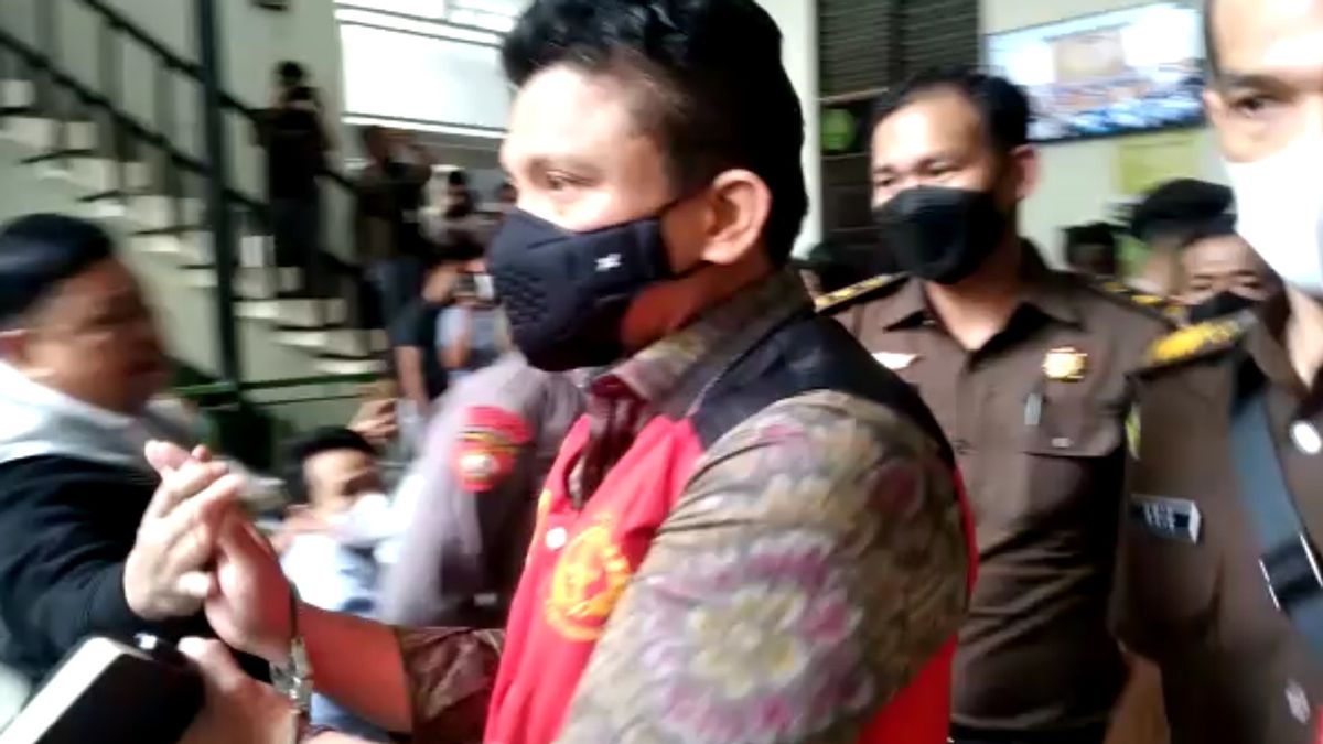 Momen Ferdy Sambo Ladeni Jabat Tangan Pria Sebelum Hadapi Sidang