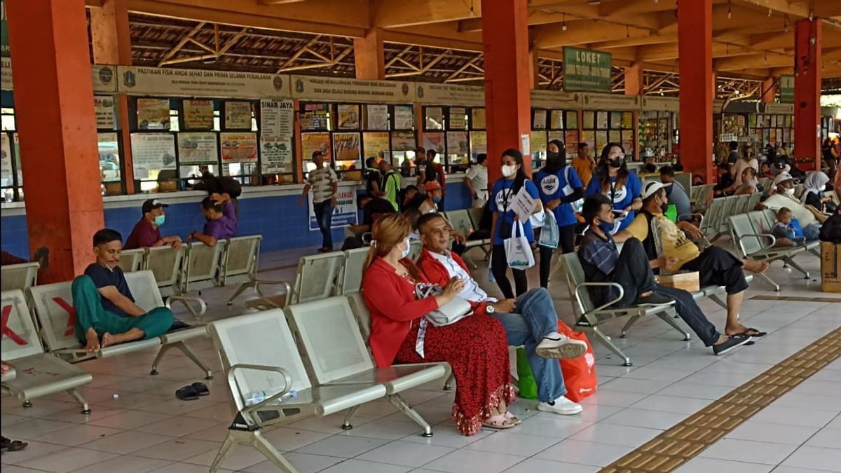 红毛丹码头负责人表示，周六发生了旅客回流的高峰，达到来自中爪哇和西爪哇的8，807名乘客