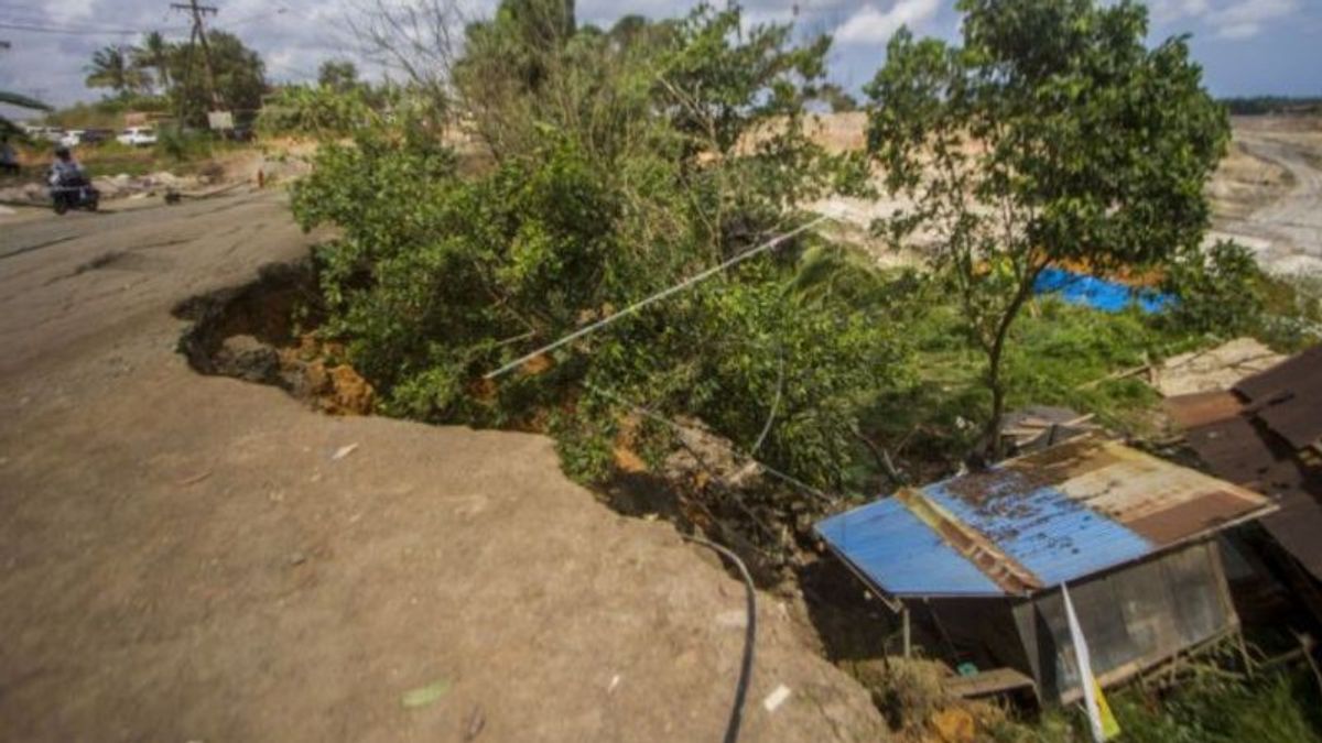 Jalan Nasional di Satui Tanah Bumbu Longsor ke Lubang Tambang Batu Bara, Aktivitas Warga-Kendaraan Terganggu