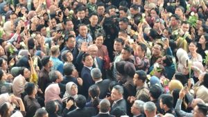 Tangis dan Lagu 'Bahasa Kalbu' Iringi Langkah Terakhir Sri Mulyani dari Kemenkeu