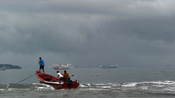 Masyarakat Pesisir Diimbau Waspada Gelombang Tinggi hingga 6 Meter