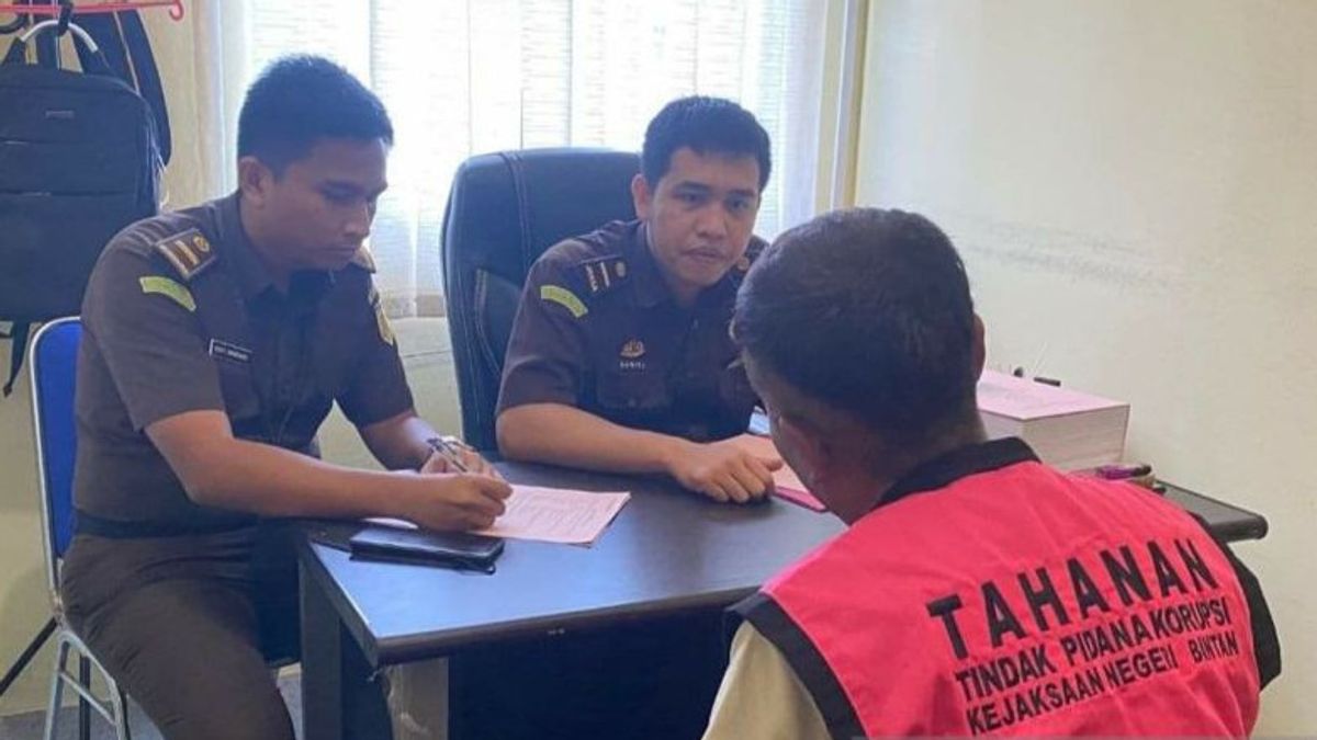 Kejari 民丹岛拘留 3 名腐败嫌疑人征地，价值 24 亿印尼盾
