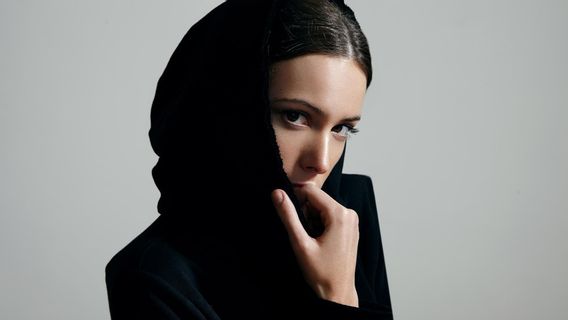 7 conseils pour s'habiller en noir pour la fête de l'Eid, pour être moderne et élégant