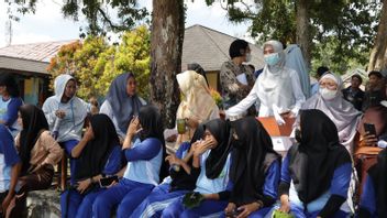 Dozens Of Students Of Sukodadi Middle School Who Don't Use Ciput Kerundung Shaving, Even Though Sanctions Are Not For Intimidation