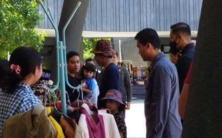 Liburan di Gua Batu Cermin Labuan Bajo NTT, Jokowi dan Keluarga Borong Produk UMKM Lokal