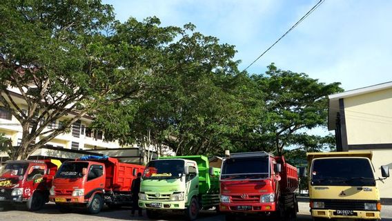 Polda Gorontalo Tahan 5 Truk Muatan Batu Hitam