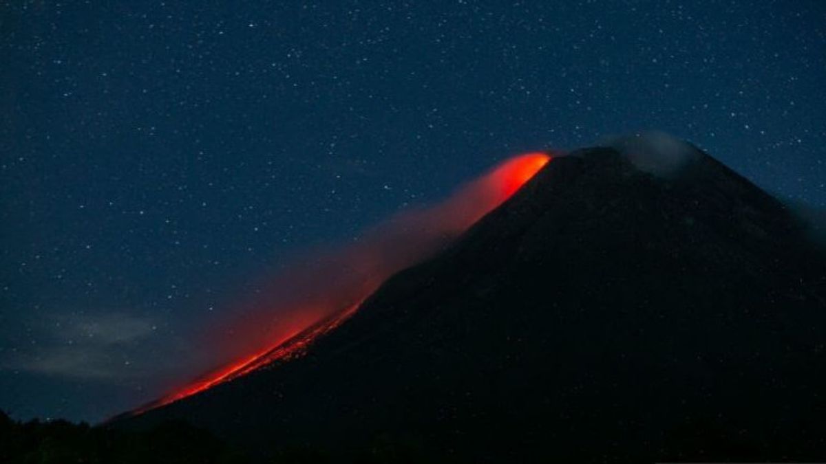 Gunung Merapi Hari Ini: Luncurkan Lava Pijar Sejauh Dua Kilometer ke Barat Daya