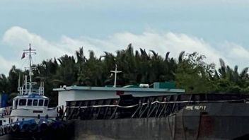 在南苏门答腊岛看到PT Duta Palma集团的CPO运输船被kejagung扣押
