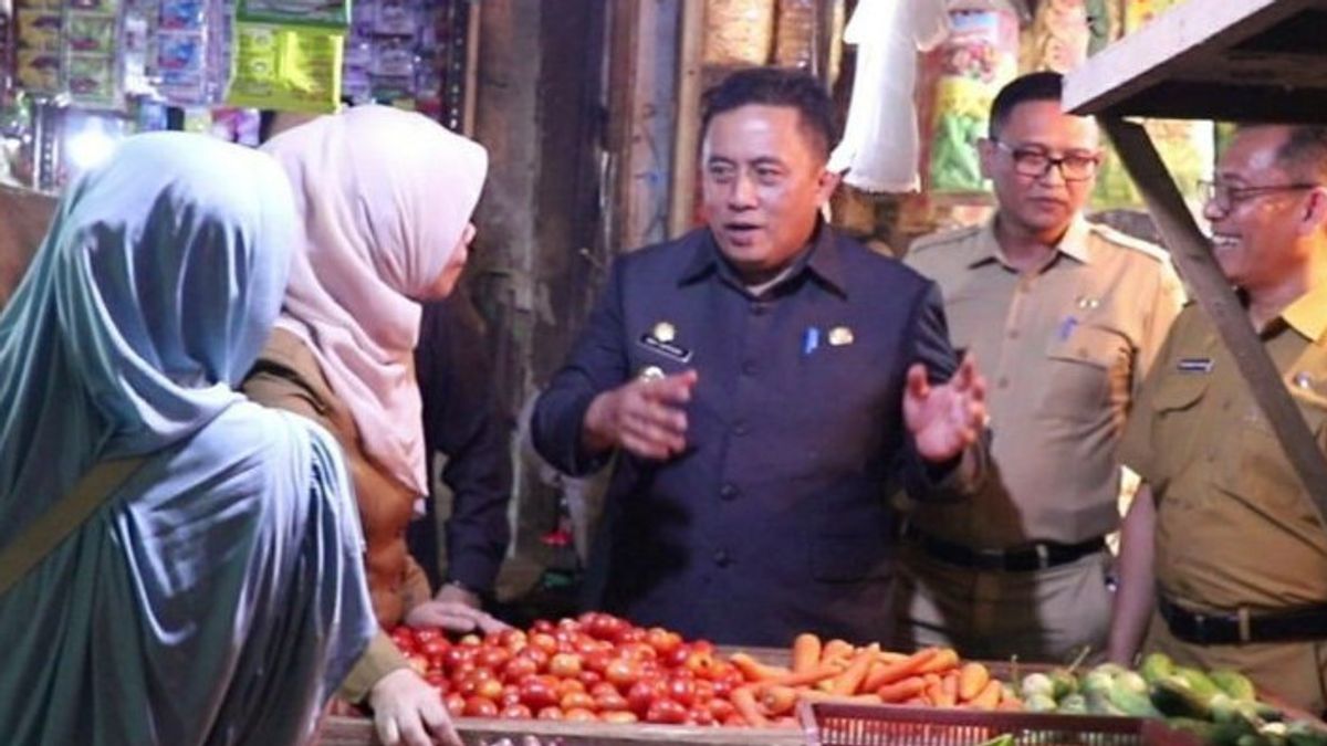 Traders Complain About Street Vendors Selling On The Main Line Of Serang Market, Blocking Kiosks